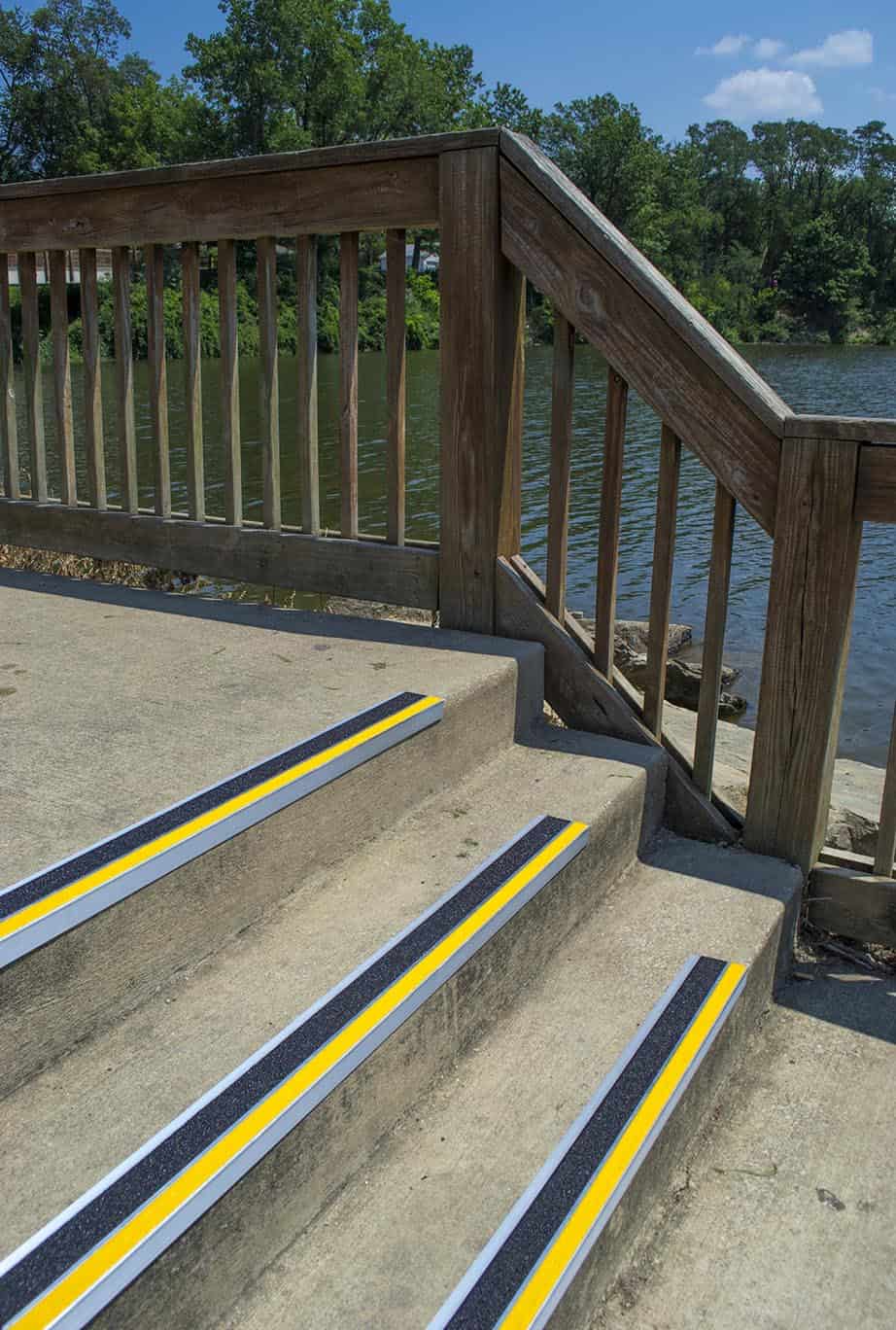 A yellow and black striped Bold Step Aluminum Renovation Stair Tread.