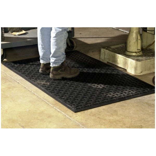 comfort scrape 3 Floormat.com Comfort Scrape has a non-draining surface, yet is light weight and flexible for easy handling and cleaning. This mat is welding safe as well as being static dissipative. It is grease and oil proof and chemical resistant. It is recommended for kitchen and industrial applications. <ul> <li>High density closed cell Nitrile rubber cushion has 15% recycled content</li> <li>Comfort Scrape with Grit, Product (#4300) has an added aggressive silicon carbide anti-slip top surface</li> <li>Beveled edges for safe transition from mat to floor</li> </ul>